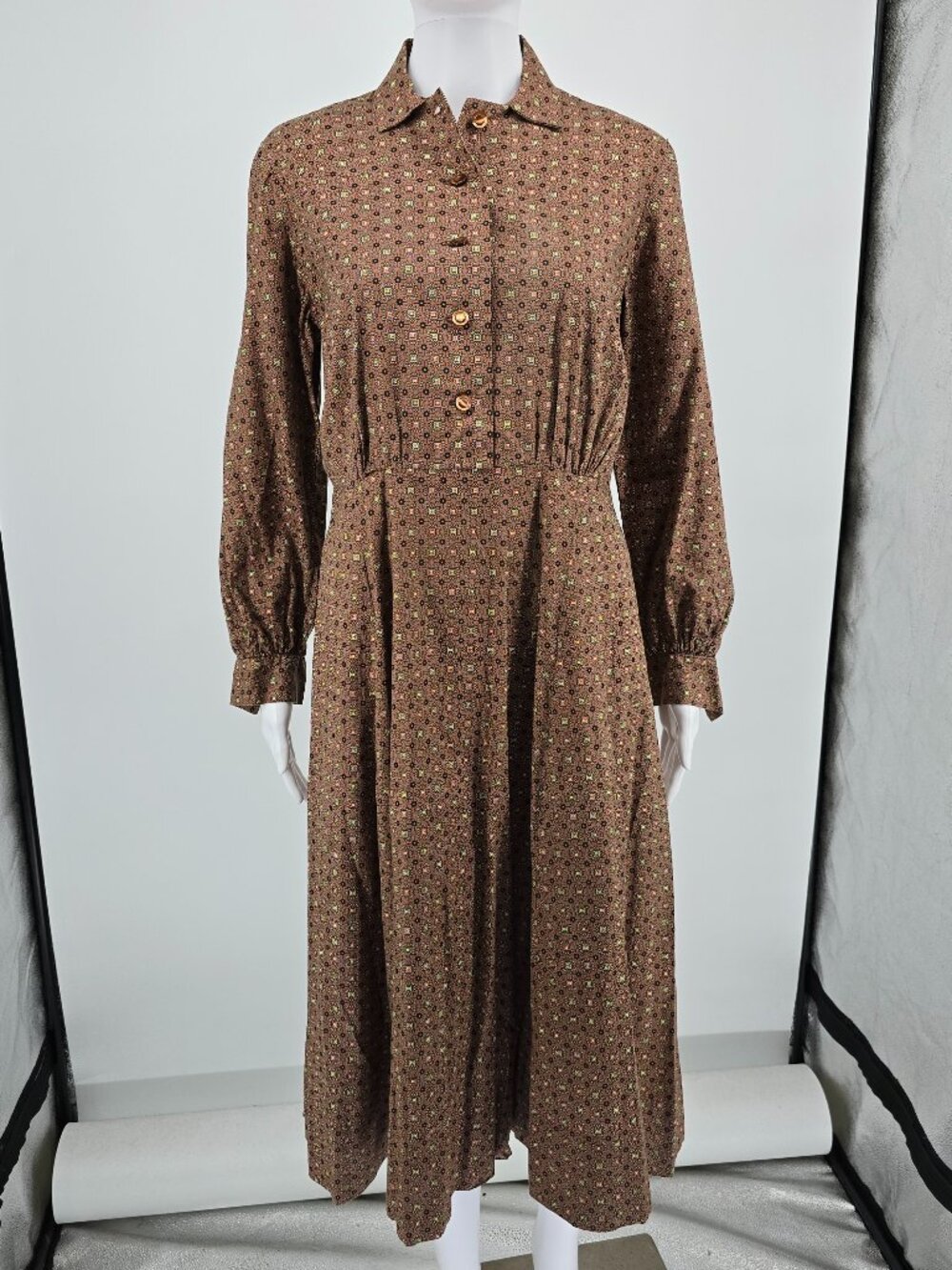 Vintage 1970s Brown Long Sleeve Foulard Print Shirtwaist Midi Dress (L)